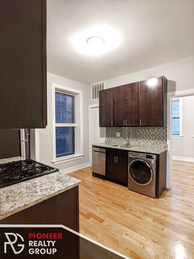 Building Photo - 625 W Oakdale Ave