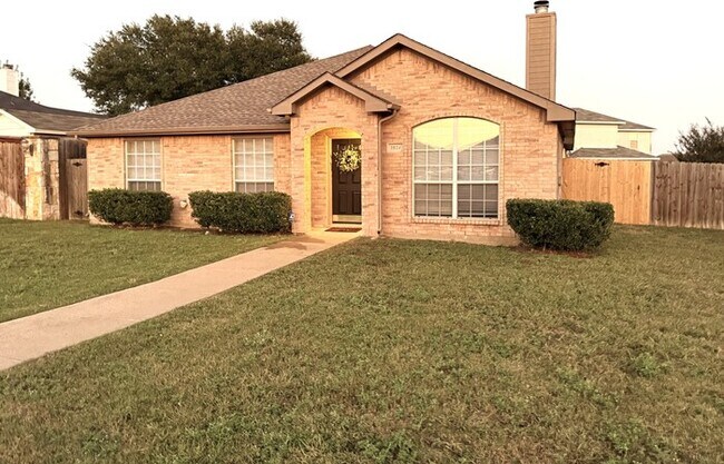Building Photo - Beautifully Designed Home Will be available by July 20th! New Flooring throughout