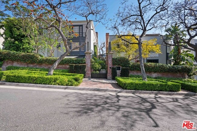 Building Photo - 8724 Shoreham Dr