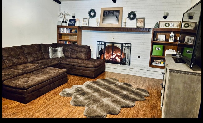 Building Photo - 1615 Camelot Dr