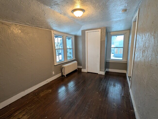 Building Photo - Multi Unit building Upper Rear Unit