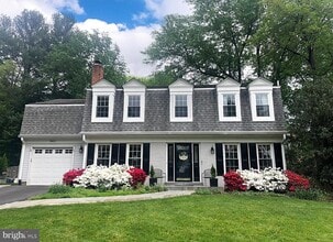 Building Photo - 9811 Meadow Knoll Ct