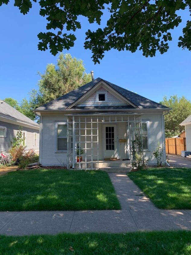 Primary Photo - Old Town 2 Bedroom 1 Bathroom Home