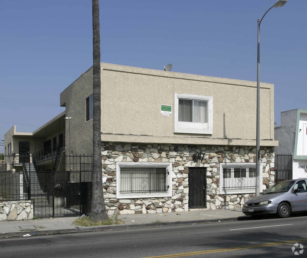 Foto del edificio - 8117-8121 1/2 S Western Ave