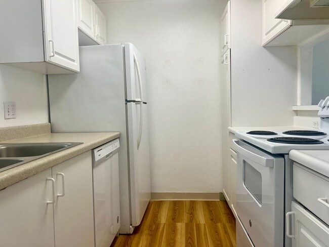Building Photo - 2 Bedroom 1.5 Bathroom unfurnished bottom floor Condo