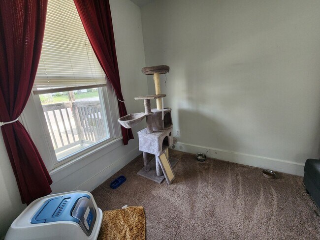 Building Photo - 2 Bedroom Home in Bloomington!