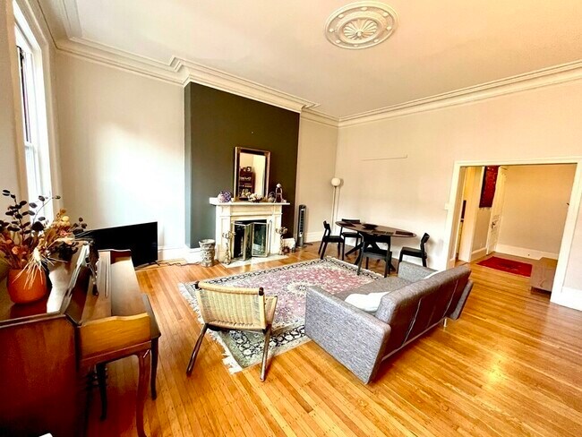 Building Photo - 133 Marlborough St