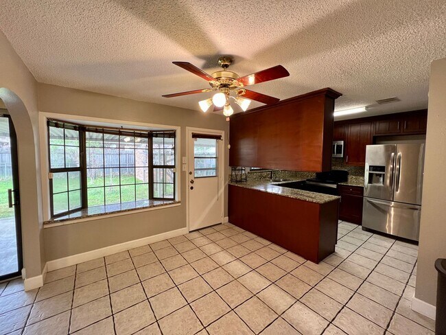 Building Photo - 3 Bedroom, 2 Bathroom Home in Lafayette!