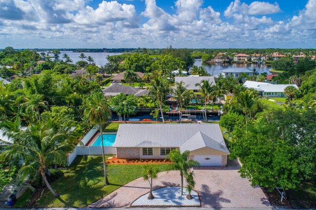 Foto del edificio - 4Bed/ 2Bath Home W/ Boat Dock - Treasure i...