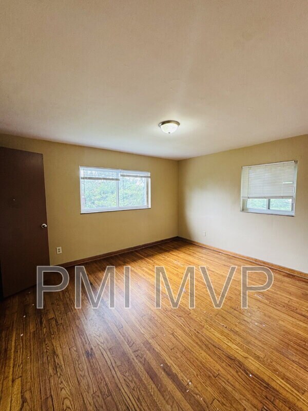 Building Photo - 830 S Harris Ave