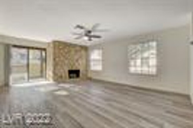 Building Photo - Elegant Remodeled Townhome in Gated Community