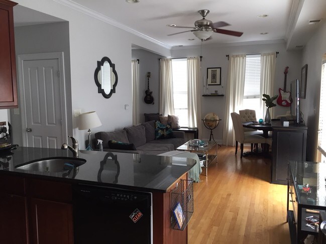 Open floor living/dining/kitch - 1713 W North Ave