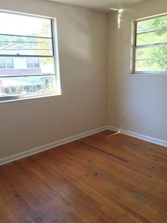 Building Photo - Recently Renovated 2/1 in Hogan's Creek