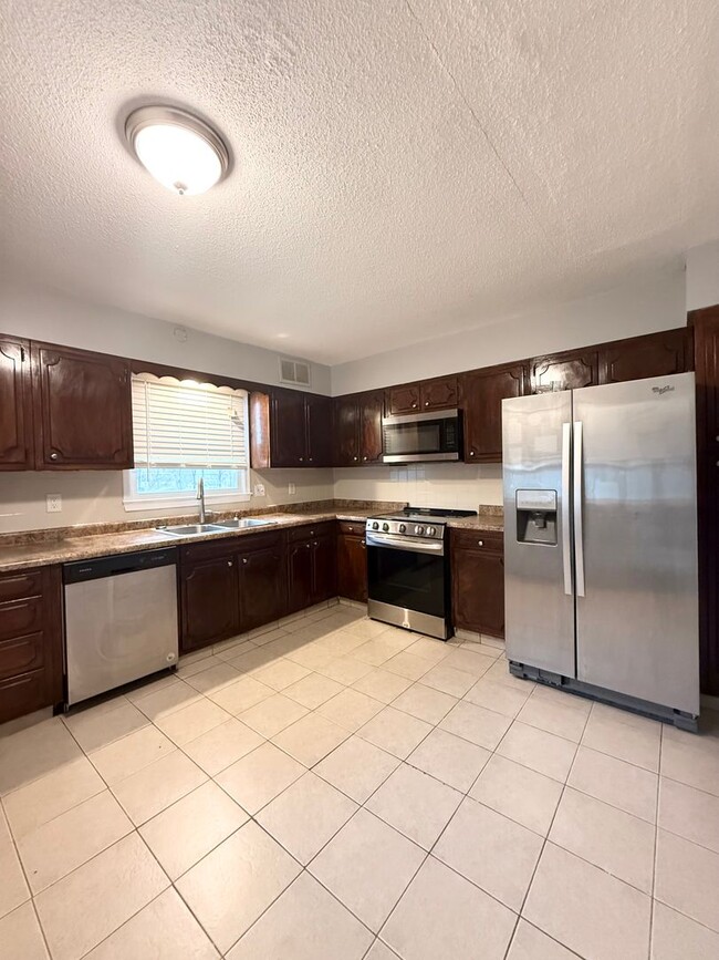 Building Photo - 3 Bedroom Townhome Available!
