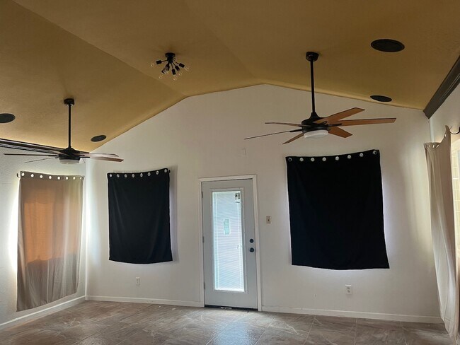 Foto del edificio - 15457 Woody Dr