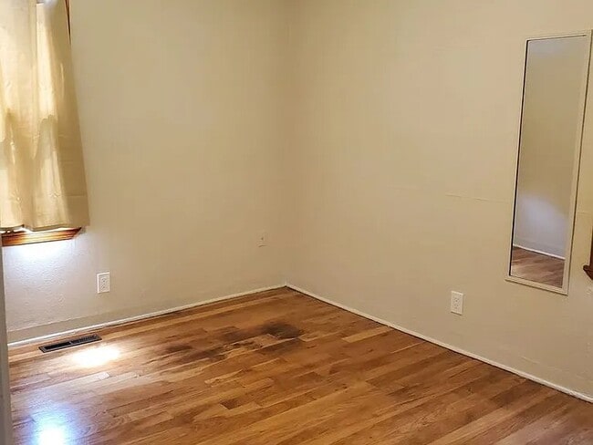 Building Photo - 224 E Graves Rd