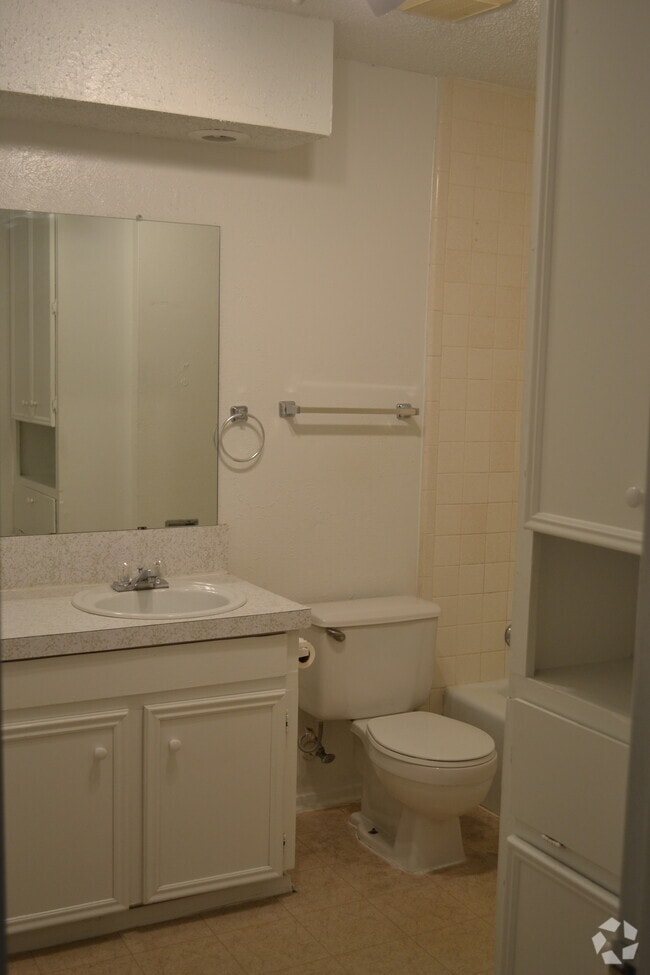 Building Photo - 2221 Lavern St