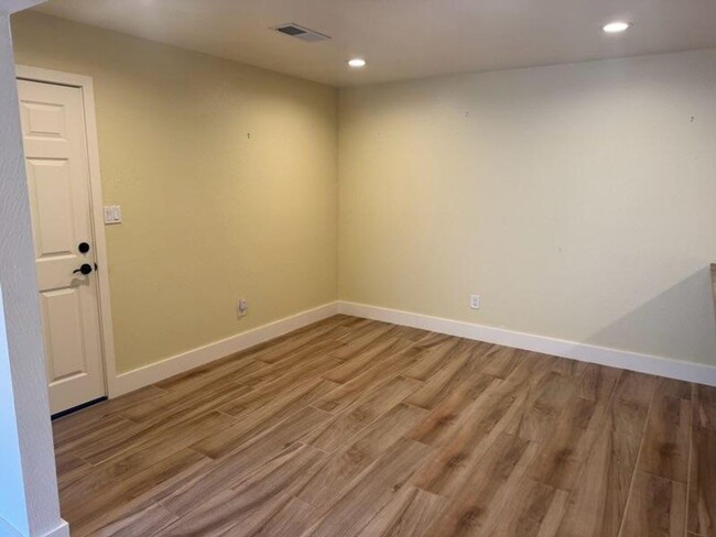 Foto del edificio - 19350oldcreekroadUNITb.IS4LEASE.COM