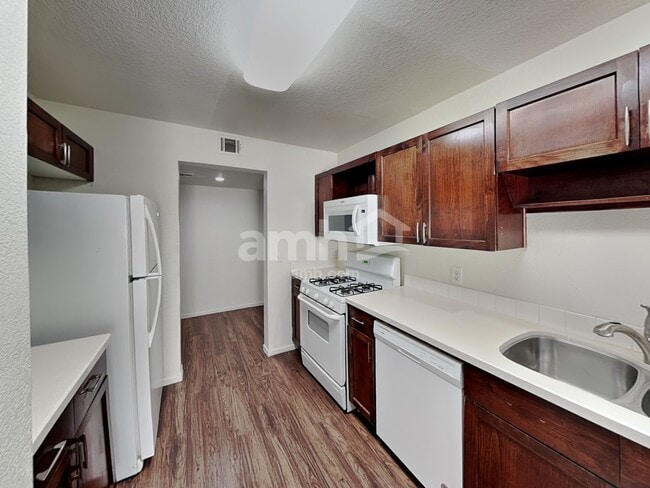 Foto del edificio - 7636 Connemara Ave