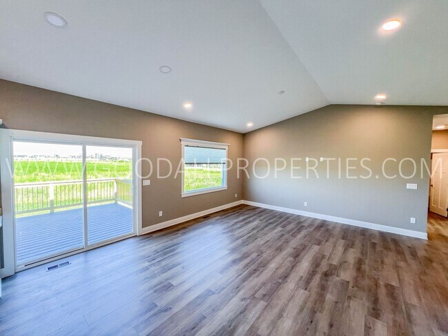 Foto del edificio - 4 bedroom 3 bathroom Ranch style home with finished basement in Waukee