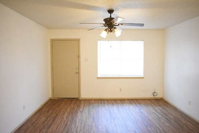 Foto del edificio - Updated Duplex in a Wonderful Central Loca...