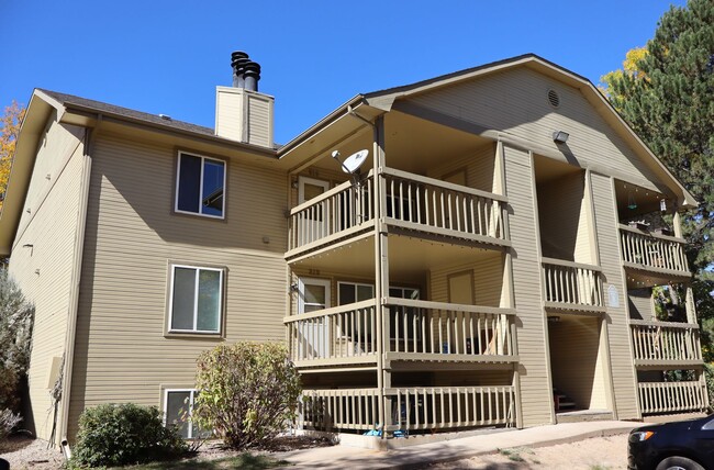 Foto del edificio - Prime Riverside Condo Steps from Edora Park & Trails
