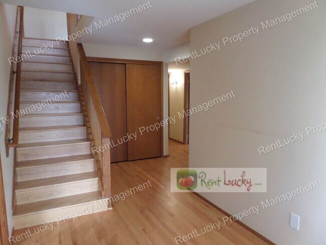 Foto del edificio - LAKE VIEWS!! Incredible 4-Bedroom Home on Huge Lot w/Giant Covered Deck!