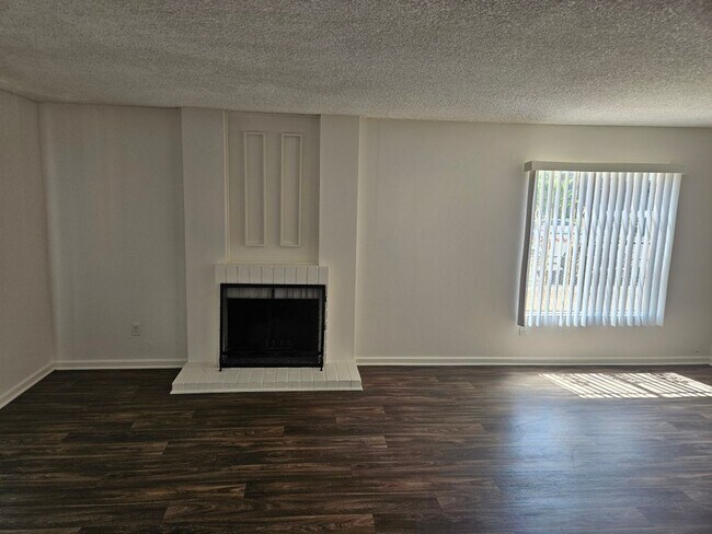 Building Photo - 4 Bedroom Home with 2 Car attached garage