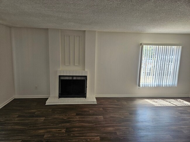 Foto del edificio - 4 Bedroom Home with 2 Car attached garage