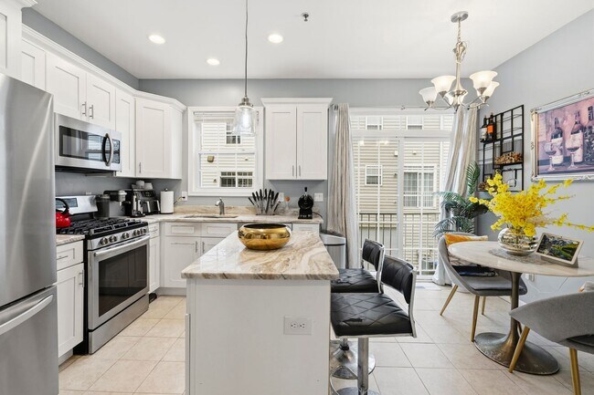 Foto del edificio - Spacious Updated 3BR Home with Converted Den