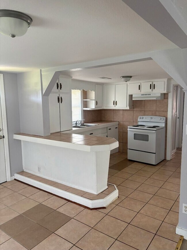Building Photo - 3 Bedroom, 1 Bath Home