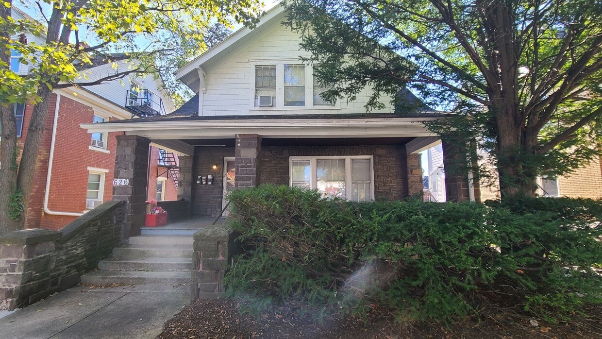 Primary Photo - College Avenue, West-626