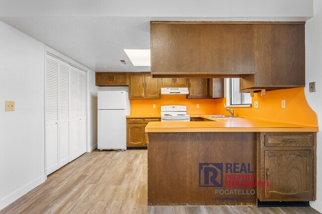 Foto del edificio - 3 bedroom 1.5 bath townhouse - 2 car carport