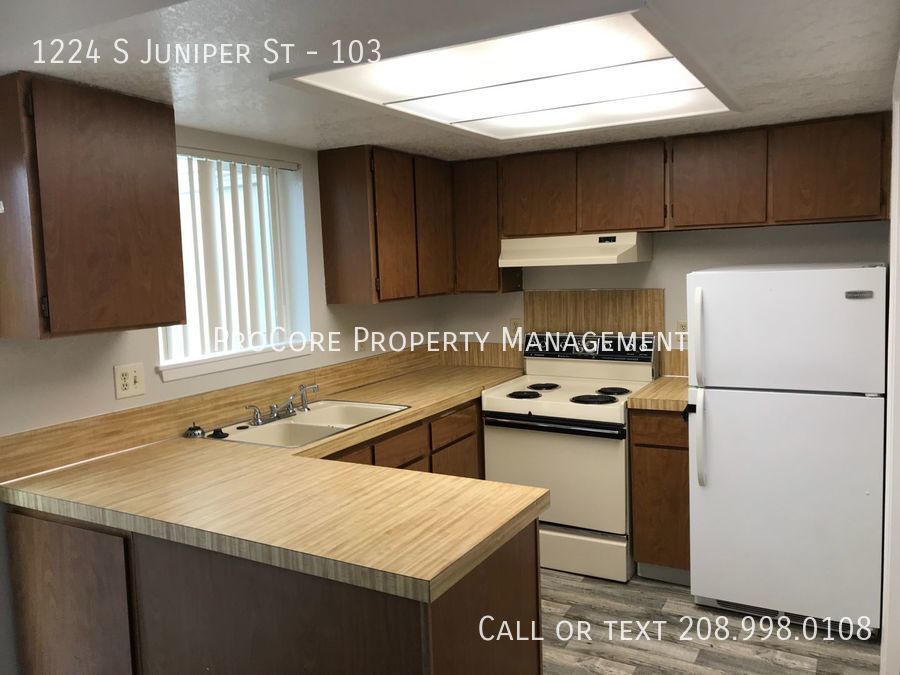 Primary Photo - 2 Bed/1.5 Bath...Big Windows...Semi Privat...