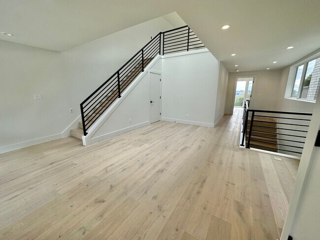 Building Photo - Stunning Queen Anne Home - Incredible Views! Available 10/1/2026!