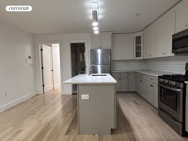 Foto del edificio - 654A Halsey St