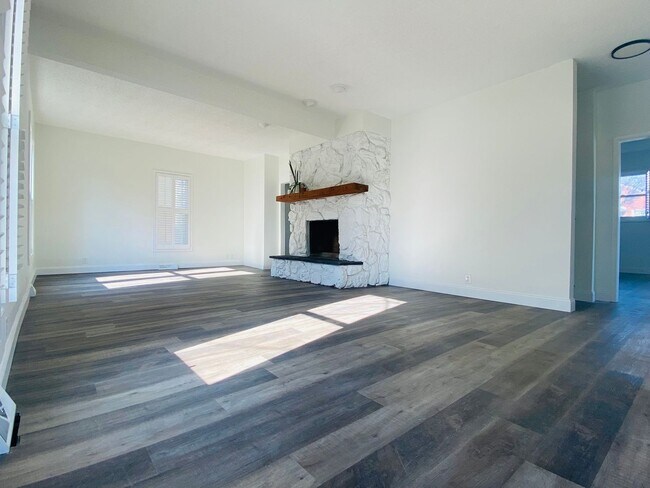 Foto del edificio - New Remodeled Downtown Home w/ detached carriage house, fenced back yard,