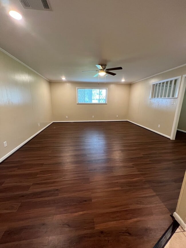 Foto del edificio - Spacious 3 Bed / 1 Bath Home with a Large Backyard – Port Arthur, TX