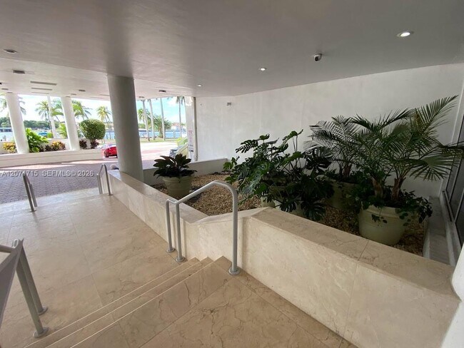 Building Photo - 5005 Collins Ave
