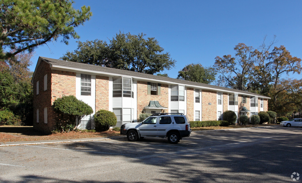 Primary Photo - Colonial Manor Apartments