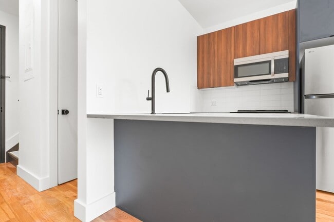 Building Photo - 271 E 28th St