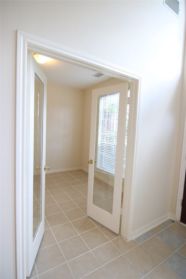 Building Photo - 3123 W Hampton Dr