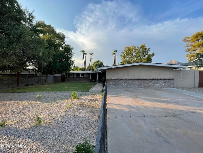 Building Photo - 1822 E Bethany Home Rd