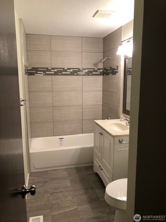 Foto del edificio - 4 Bedroom 1.5 Bathroom House In Bellevue Lake Hills