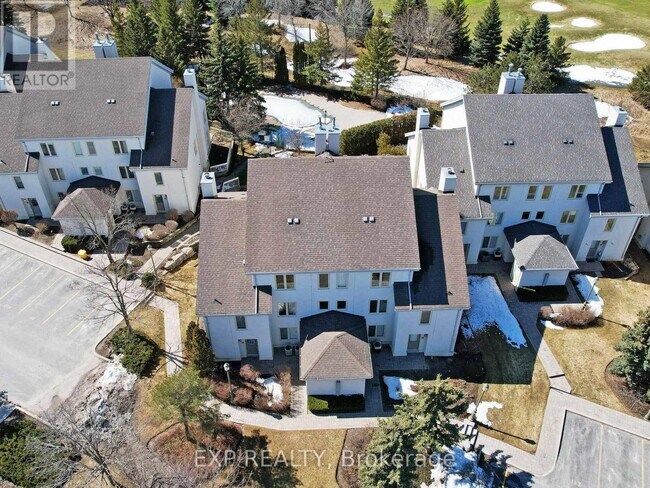 Photo du bâtiment - 120-120 Fairway Ct