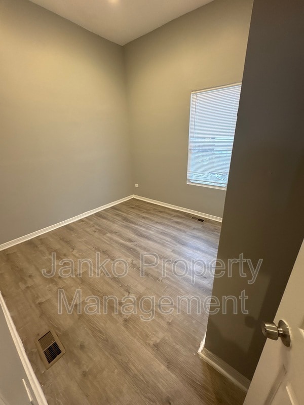 Building Photo - 5906 S La Salle St