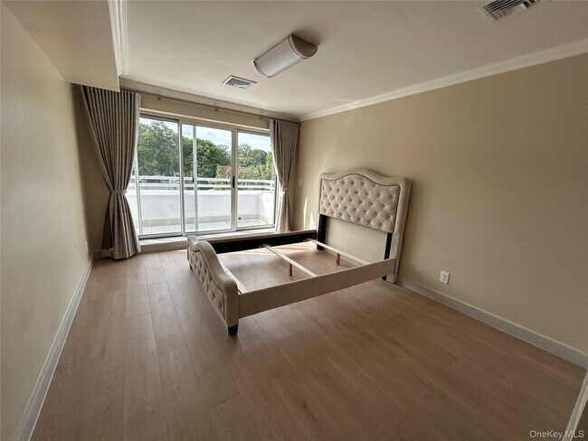 Foto del edificio - 100 Cutter Mill Rd