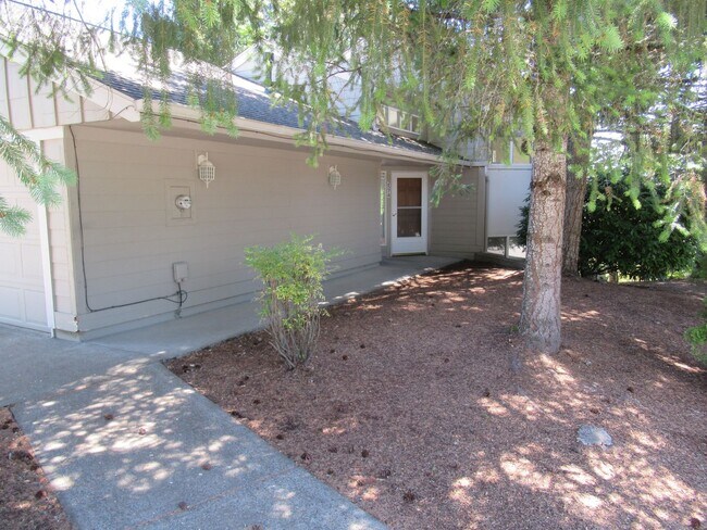 Building Photo - Split Level Two Bedroom Duplex