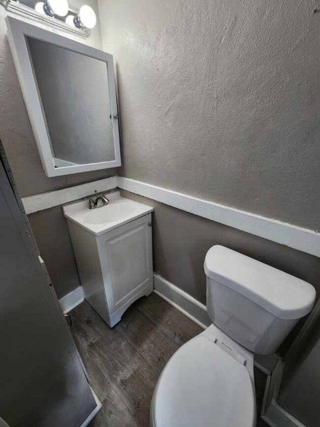 Building Photo - Three Bedroom Single Family Home!