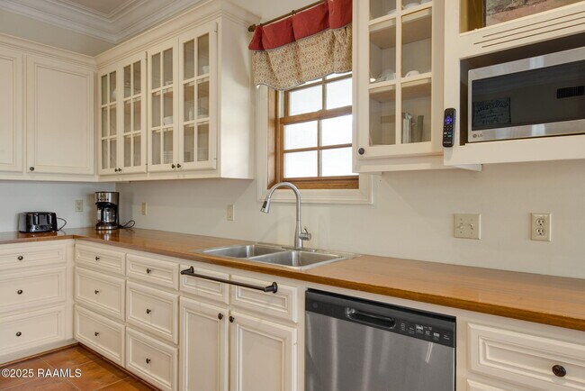 Building Photo - 121 Beverly Dr